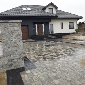 Zraszona kostka ułożona na wjeździe do domu