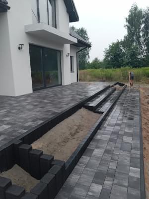 Zraszona kostka ułożona z tyłu domu