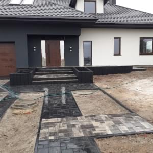 Zraszona kostka ułożona przed domem