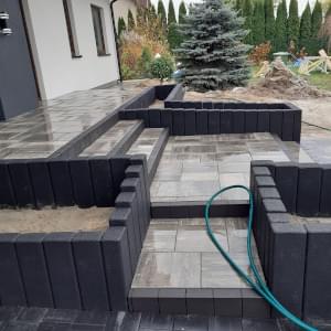 Schody brukowe tarasowe z tyłu domu