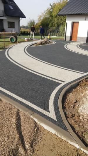 Podjazd przed garażem ułożony z kostki brukowej