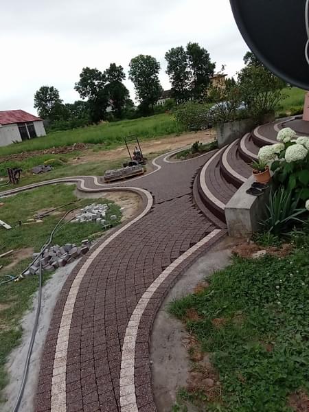 Czerwone schody brukowe tarasowe w ogrodzie