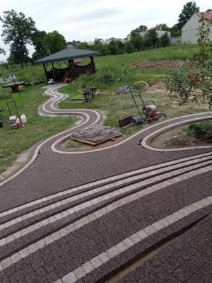 Czerwona kostka brukowa w ogrodzie