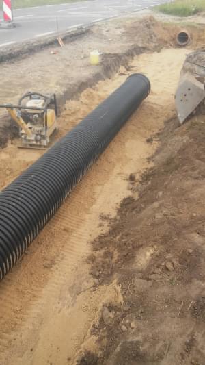 Rura kanalizacyjna w rowie