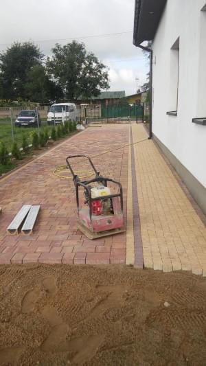 Zagęszczarka do kostki brukowej obok domu